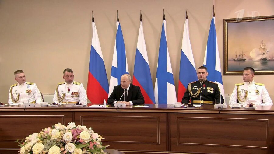 Ukrayna'nın geleceği, Batı politikası ve Merkez Askeri Bölgesi'nin kahramanları: Vladimir Putin, Deniz Kuvvetleri personeliyle yaptığı görüşmede neler konuştu?